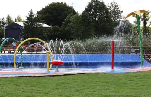 un parco acquatico con piscina e fontana di Apartament nad jeziorem w Brodnicy a Brodnica
