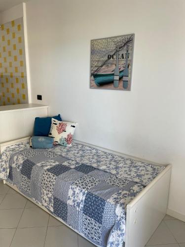 - une chambre avec un lit et une couette bleue et blanche dans l'établissement Residence Marco Polo 5A, à Lignano Sabbiadoro