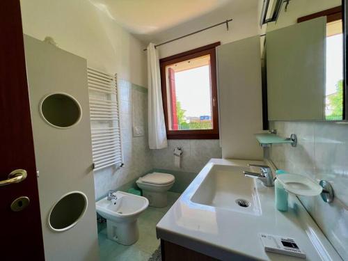 łazienka z umywalką i toaletą w obiekcie Casa di Martina 