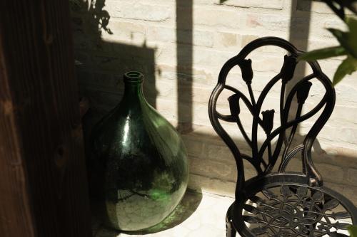a green glass vase sitting next to a plant at Dimora Morello in Poggio Morello