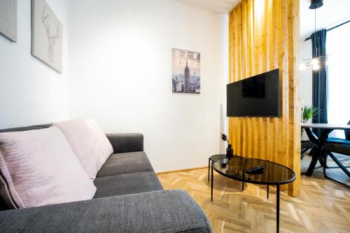 Comfortable, Balcony Apartment - Quick Access to Vienna's Old Centre
