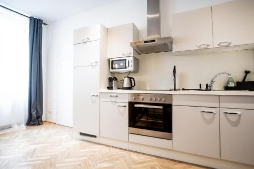 Comfortable, Balcony Apartment - Quick Access to Vienna's Old Centre