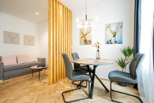 Comfortable, Balcony Apartment - Quick Access to Vienna's Old Centre