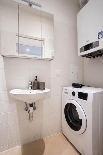 Comfortable, Balcony Apartment - Quick Access to Vienna's Old Centre