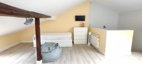 - une petite chambre avec un lit et une télévision dans l'établissement Taraska I & II, à Bermeo