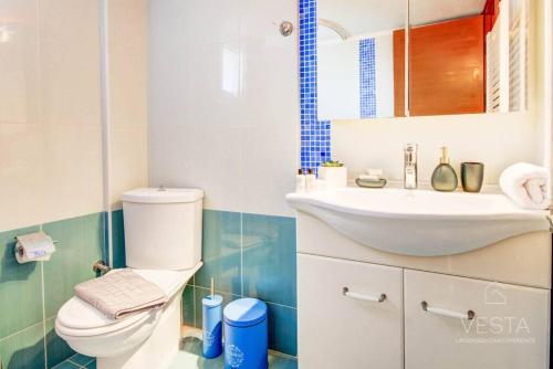bagno con servizi igienici e lavandino di Summer Treasure 2-bdrm Maisonette in Trani Ammouda a Ormos Panagias