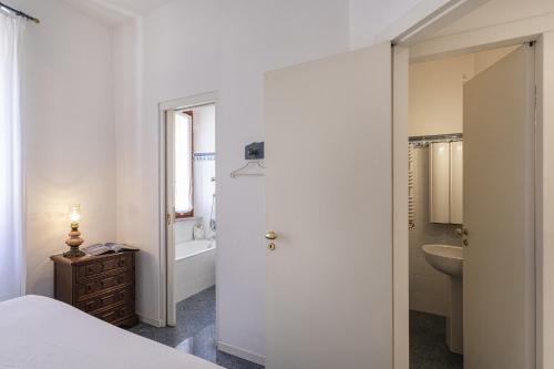 1 dormitorio con 1 cama y baño con lavamanos en Uno Scorcio sul Mare by Wonderful Italy, en Santa Margherita Ligure