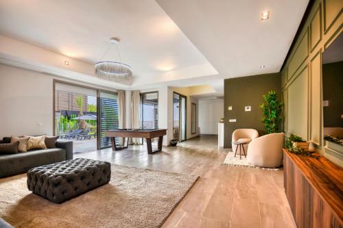 ein Wohnzimmer mit einem Sofa und einem Tisch in der Unterkunft Theme - Taghazout - Luxury villa - 10 Px in Taghazout