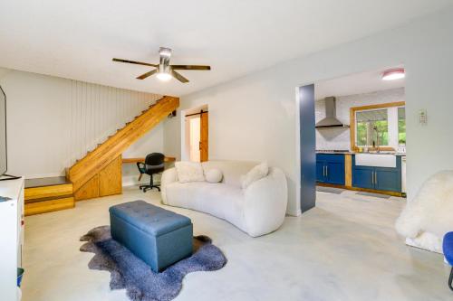 - un salon avec un canapé blanc et un tabouret bleu dans l'établissement Pet-Friendly Gainesville Vacation Rental with Patio!, à Gainesville