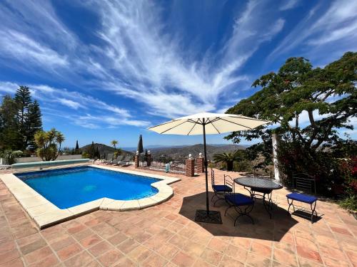 Bazén v ubytovaní Casa Delfin: Luxurious villa with heated pool & mountain views alebo v jeho blízkosti