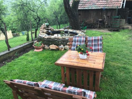 a picnic table and two chairs in a yard at Korkóstoló Vendégházak in Aggtelek