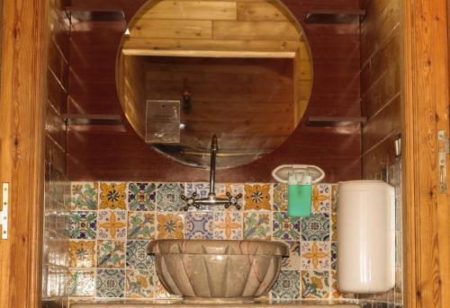 bagno con lavandino e specchio di Dar Zaghouan a Zaghouan