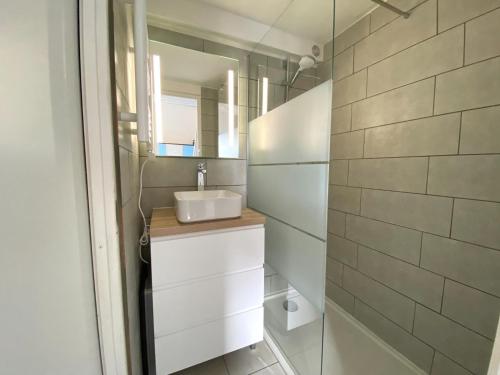 a bathroom with a sink and a mirror at maison vue sur mer dans les dunes avec acces direct aux plages in Bretignolles-sur-Mer