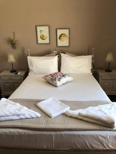 Una cama con dos toallas encima. en FYKIA HOUSE, en Naousa