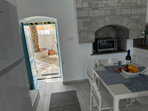 una cocina con una mesa con un bol de fruta. en Villa Sylvia, en Symi