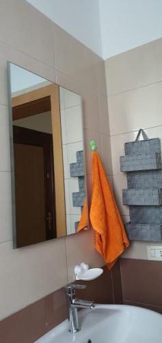 y baño con lavabo y espejo. en Apartamenti 204, en Shëngjin