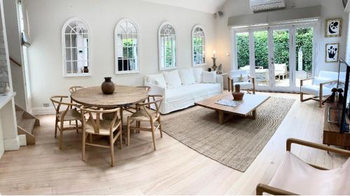 uma sala de estar com uma mesa e um sofá em The Richmond Cottage em Melbourne