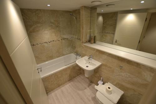 Koupelna v ubytování Queens House 2 bed City Centre Apartment - STAYSEEKERS