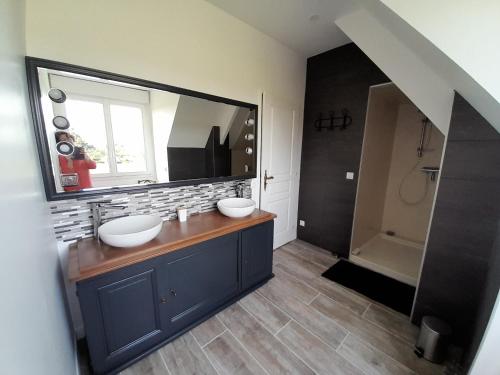 une salle de bain avec deux lavabos et un grand miroir dans l'établissement Chez Sally et Mario, à Arnage