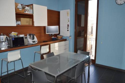 eine Küche mit einem Tisch, Stühlen und einer Theke in der Unterkunft New home Orizzonte in Ruvo di Puglia
