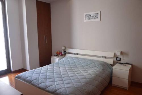 ein Schlafzimmer mit einem großen Bett in einem Zimmer in der Unterkunft New home Orizzonte in Ruvo di Puglia