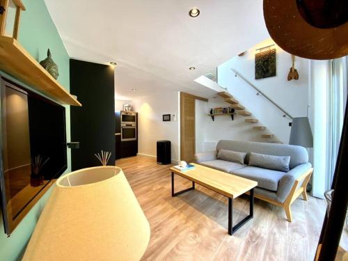 un salon avec un canapé et une table dans l'établissement Beautiful duplex with sea view, à Grasse