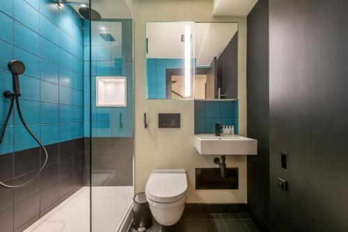 W łazience znajduje się toaleta, umywalka i prysznic. w obiekcie The Influencer Suite - Soho - by Frankie Says w Londynie