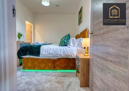 Schlafzimmer mit einem Bett und einer Tür, die in ein Zimmer führt in der Unterkunft Two bedroom - Central Peterborough - New Year Discount in Peterborough