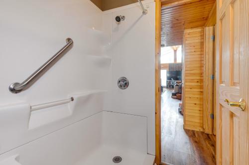 Kamar mandi di Lake Malone Vacation Rental with Hot Tub!