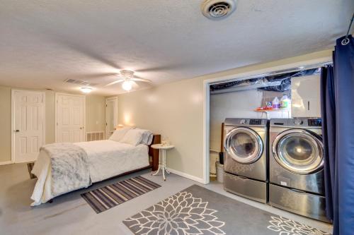 Lewisburg的住宿－Lake Malone Vacation Rental with Hot Tub!，一间卧室配有一张床和一台洗衣机