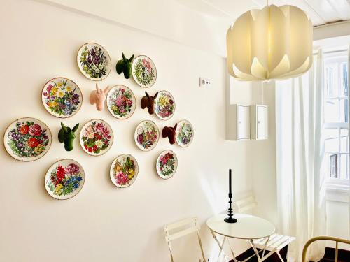 a dining room with plates on the wall at Casa Rosa com AC in Coimbra