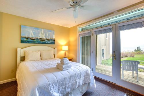 Glen Arbor Vacation Rental with Views of Lake! tesisinde bir odada yatak veya yataklar