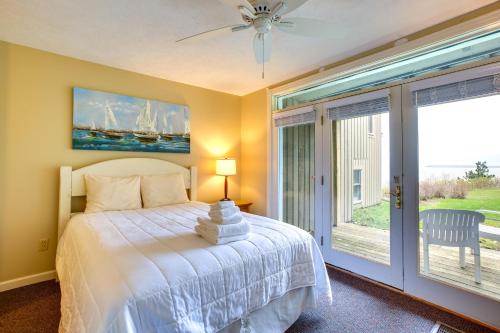 Ένα ή περισσότερα κρεβάτια σε δωμάτιο στο Glen Arbor Vacation Rental with Views of Lake!