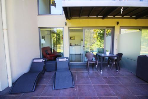 een patio met stoelen en een tafel op een huis bij Apartamento Esquilo - Casas Barca do Rio - Geres in Geres