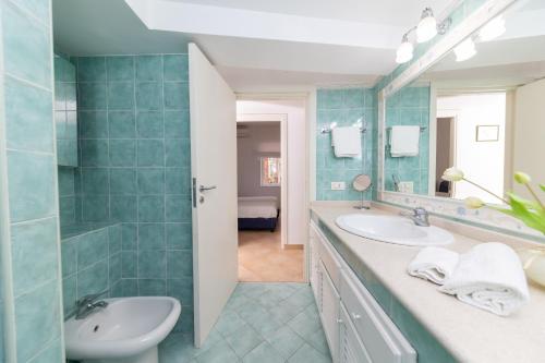 Baño con 2 lavabos y espejo en Birago22Capri, en Capri