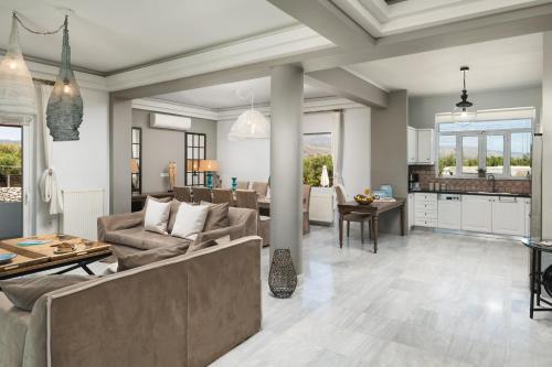 コリンバリにあるVilla Tranquillaのソファとテーブルのあるリビングルーム