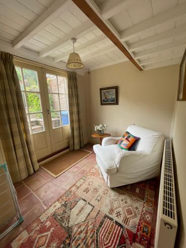 的住宿－Suffolk Riverside Cottage with Panoramic Views in Pin Mill，客厅配有白色沙发和地毯。