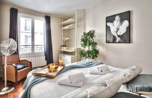 een slaapkamer met een groot bed en een raam bij 831 - Near South Arena in Paris Olympic Games 2024 in Parijs