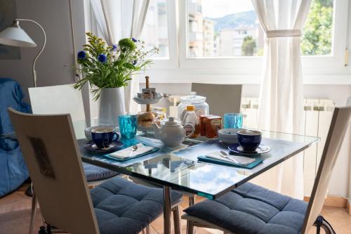 mesa de comedor con mesa de cristal en Il Nido di Jonathan Livingstone, en Rapallo