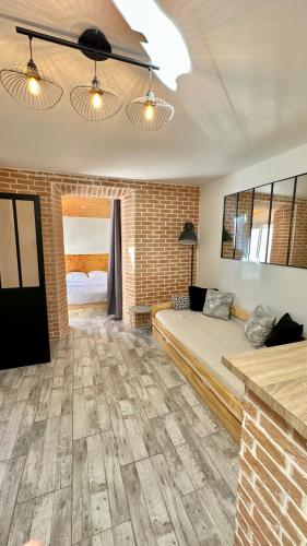 une chambre avec un lit et un mur de briques dans l'établissement Lion's Room - 2 minute walk from Palais des Festivals and Beaches, à Cannes