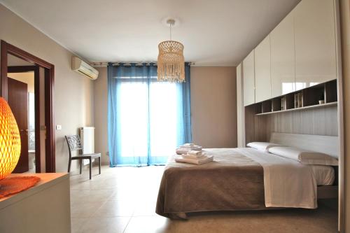 una camera con un letto e una grande finestra di White House BnB a Roma
