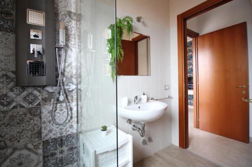 un baño con lavabo y ducha en White House BnB, en Roma