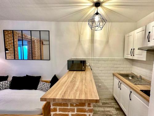 - une cuisine avec une table en bois dans une chambre dans l'établissement Lion's Room - 2 minute walk from Palais des Festivals and Beaches, à Cannes