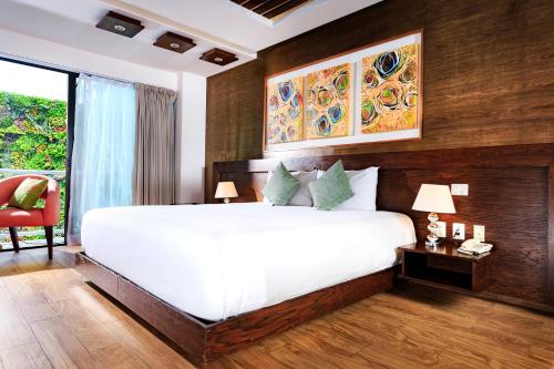 Un dormitorio con una gran cama blanca y una ventana en Soul Beach Boutique Hotel & Spa, en Playa del Carmen
