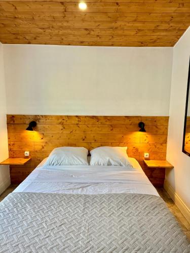 - une chambre avec un grand lit blanc et des murs en bois dans l'établissement Lion's Room - 2 minute walk from Palais des Festivals and Beaches, à Cannes