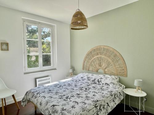 une chambre avec un lit et une fenêtre dans l'établissement Maison front de mer 8 pers Soulac sur Mer, à Soulac-sur-Mer