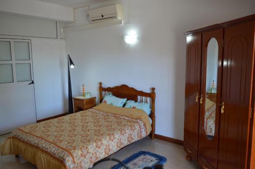 1 dormitorio con 1 cama y vestidor en Paradisia Holidays Mauritius, en Trou d'Eau Douce