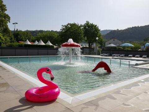 une piscine avec un cygne rose dans une fontaine dans l'établissement Vacances insolites, à Foix