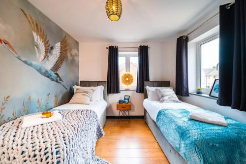 een slaapkamer met 2 bedden en een raam bij Luxury Detached House with Free Parking, Fast Wifi and Smart TV with Netflix by Yoko Property in Coventry