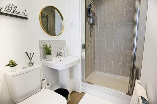 een badkamer met een douche, een toilet en een wastafel bij Luxury Detached House with Free Parking, Fast Wifi and Smart TV with Netflix by Yoko Property in Coventry